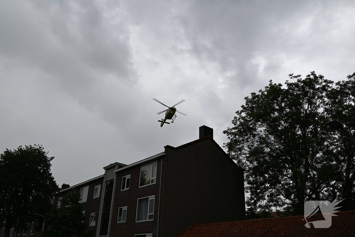 Traumahelikopter landt tussen flats door medisch incident