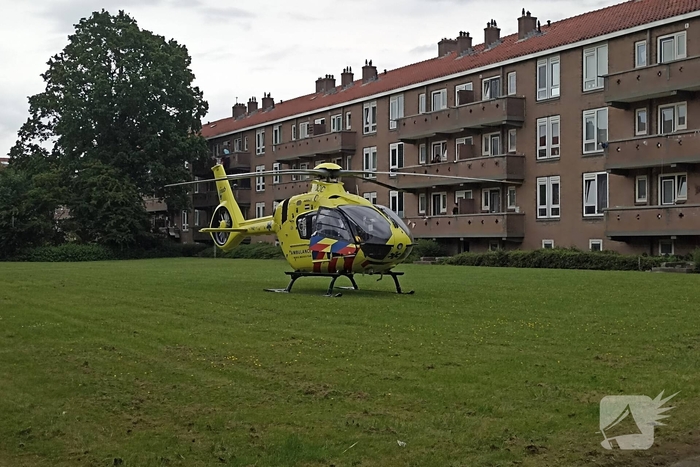 Traumahelikopter landt tussen flats door medisch incident