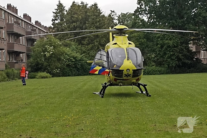 Traumahelikopter landt tussen flats door medisch incident
