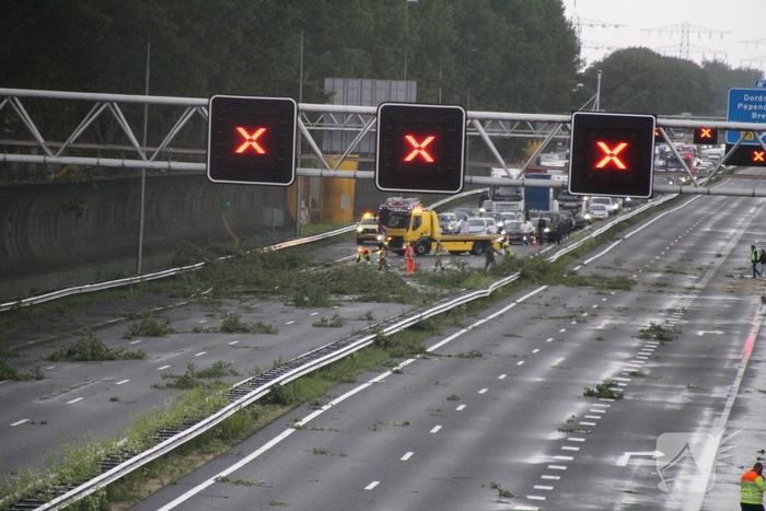 Hoosbui leidt tot grote schade en verkeerschaos op snelweg