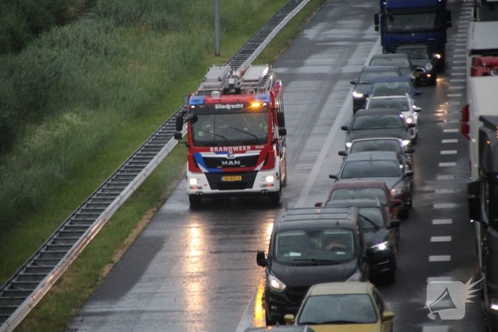 Hoosbui leidt tot grote schade en verkeerschaos op snelweg