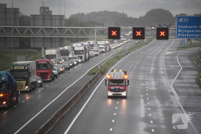 Hoosbui leidt tot grote schade en verkeerschaos op snelweg