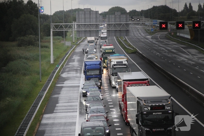 Hoosbui leidt tot grote schade en verkeerschaos op snelweg