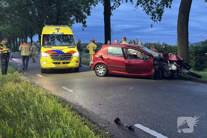 Ernstig ongeval met auto tegen boom