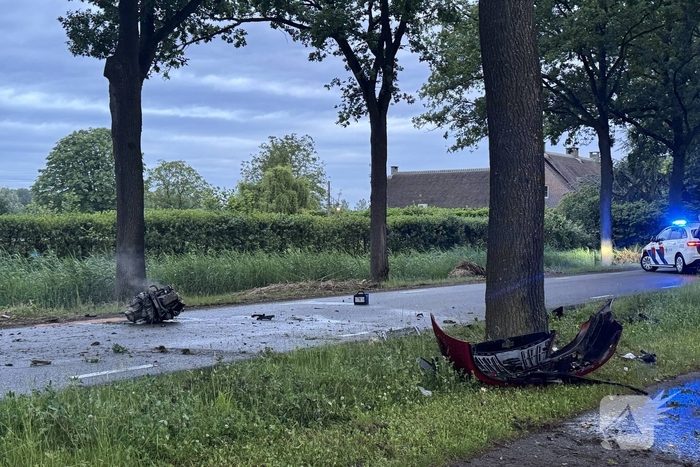 Ernstig ongeval met auto tegen boom