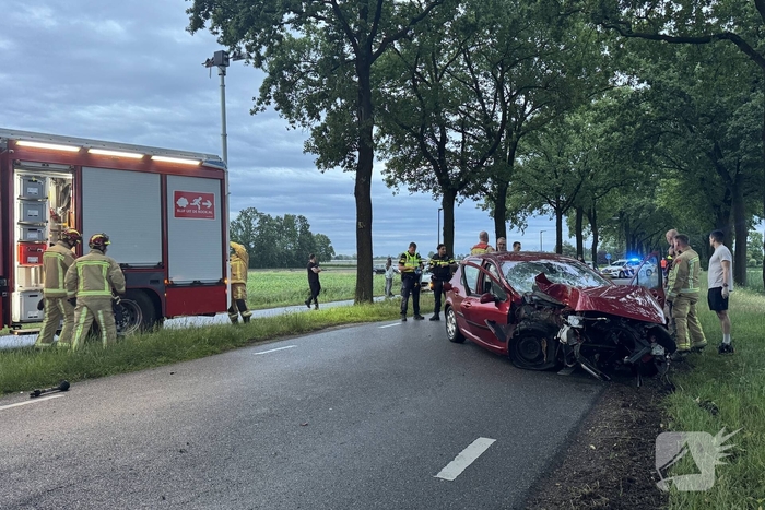Ernstig ongeval met auto tegen boom