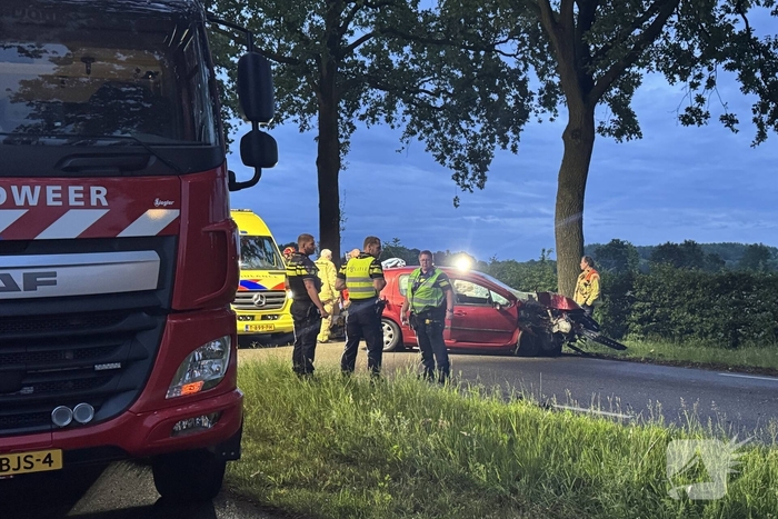 Ernstig ongeval met auto tegen boom