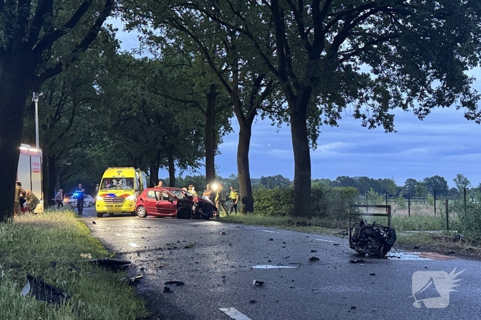 Ernstig ongeval met auto tegen boom