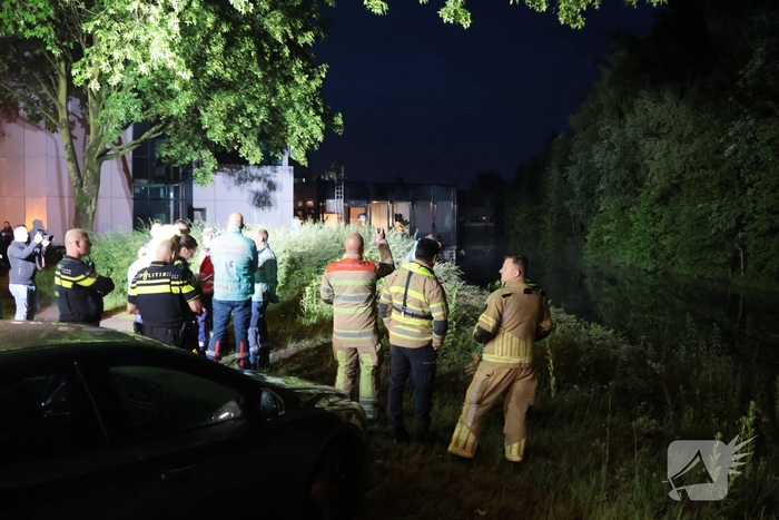 Hulpdiensten zoeken naar persoon te water