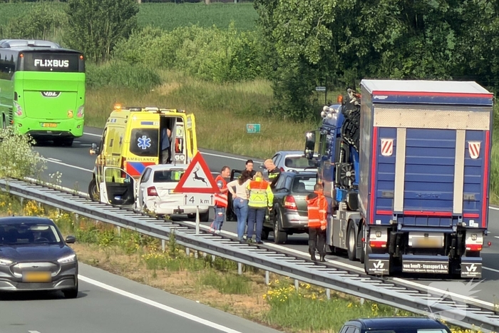 Aanrijding tussen twee auto's op snelweg