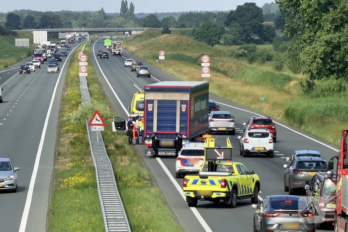 Aanrijding tussen twee auto's op snelweg