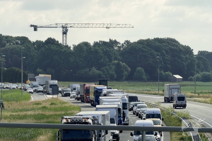 Aanrijding tussen twee auto's op snelweg
