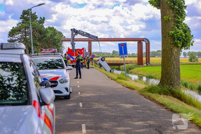 Auto raakt te water bij ongeval