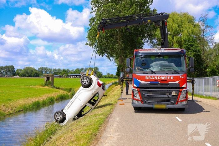Auto raakt te water bij ongeval