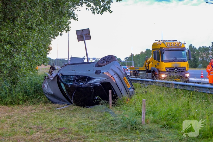 Auto belandt op zijn kop na aanrijding
