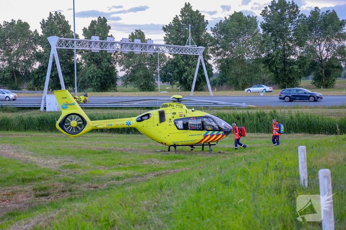 Auto belandt op zijn kop na aanrijding