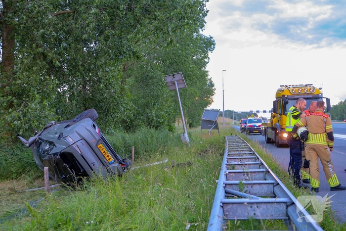 Auto belandt op zijn kop na aanrijding