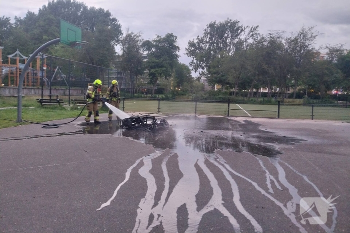 Scooter volledig verwoest door brand