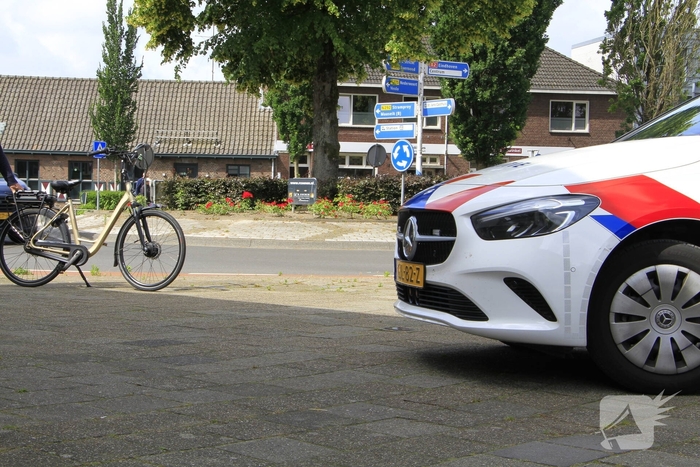 Auto botst achterop fietsster op rotonde