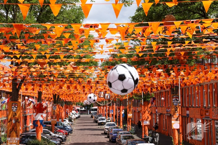 Bekende oranjestraat bijna klaar voor WK-voetbal