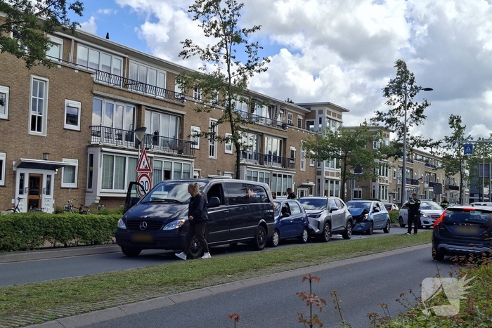 Vier auto's betrokken bij kop-staartbotsing