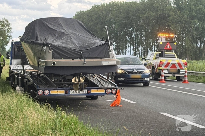 Auto crasht in vangrail na pech bedrijfswagen