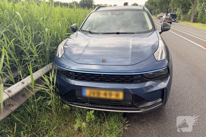 Auto crasht in vangrail na pech bedrijfswagen