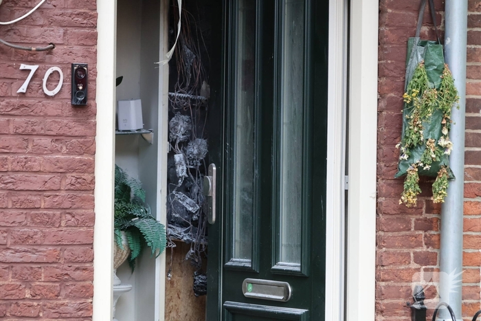 Woning onbewoonbaar door brand in meterkast, brandweer waarschuwt voor bluspoging