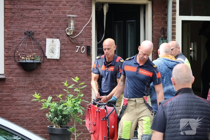 Woning onbewoonbaar door brand in meterkast, brandweer waarschuwt voor bluspoging
