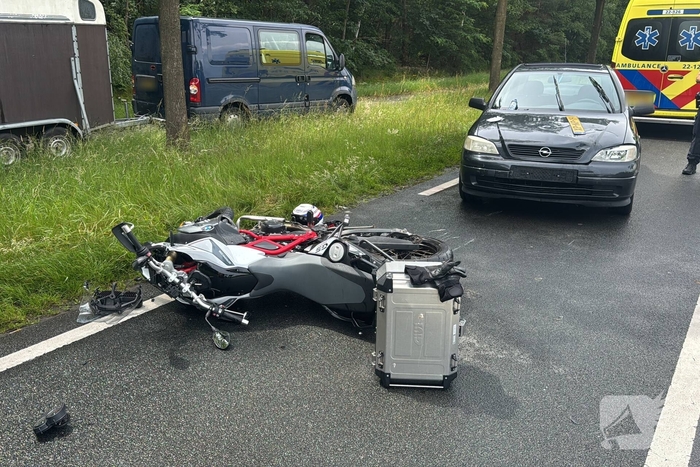 Motorrijder gewond na aanrijding met auto