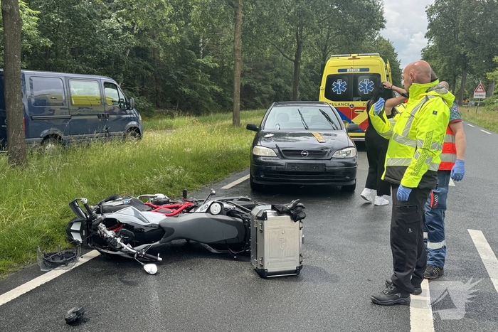 Motorrijder gewond na aanrijding met auto