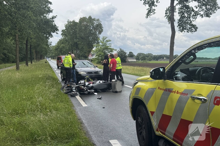 Motorrijder gewond na aanrijding met auto