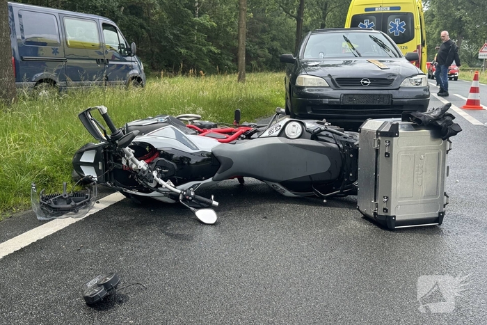 Motorrijder gewond na aanrijding met auto