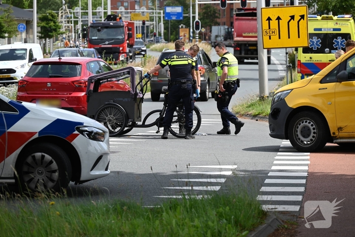 Aanrijding tussen bestelbus en bakfiets