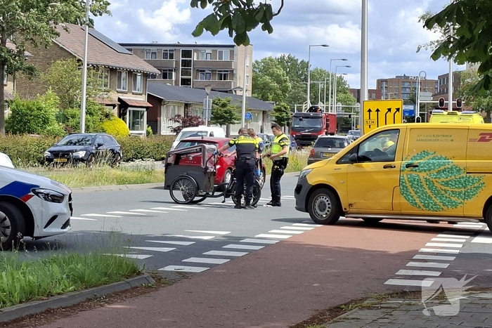 Aanrijding tussen bestelbus en bakfiets