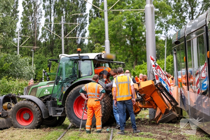Tram knalt op grote grasmaaimachine: tramverkeer twee uur stil