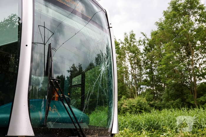 Tram knalt op grote grasmaaimachine: tramverkeer twee uur stil