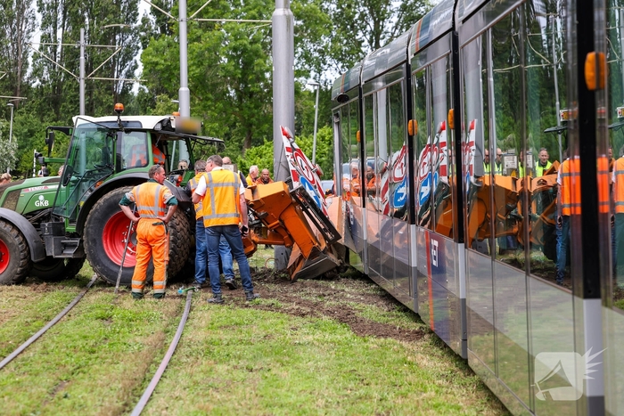 Tram knalt op grote grasmaaimachine: tramverkeer twee uur stil