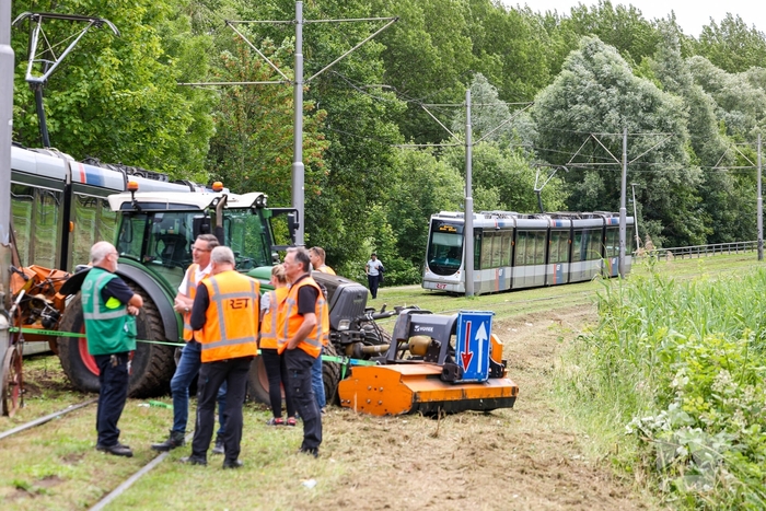 Tram knalt op grote grasmaaimachine: tramverkeer twee uur stil