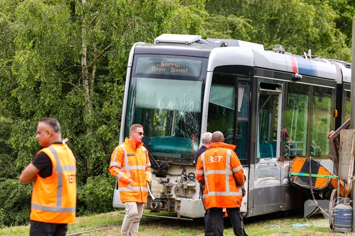 Tram knalt op grote grasmaaimachine: tramverkeer twee uur stil