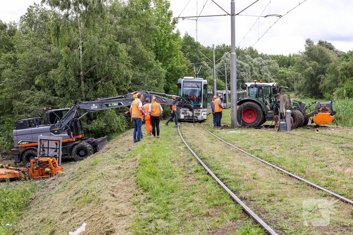 Tram knalt op grote grasmaaimachine: tramverkeer twee uur stil