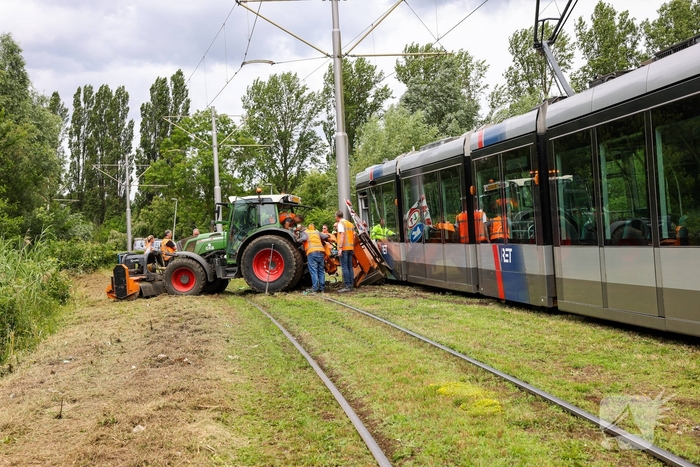 Tram knalt op grote grasmaaimachine: tramverkeer twee uur stil