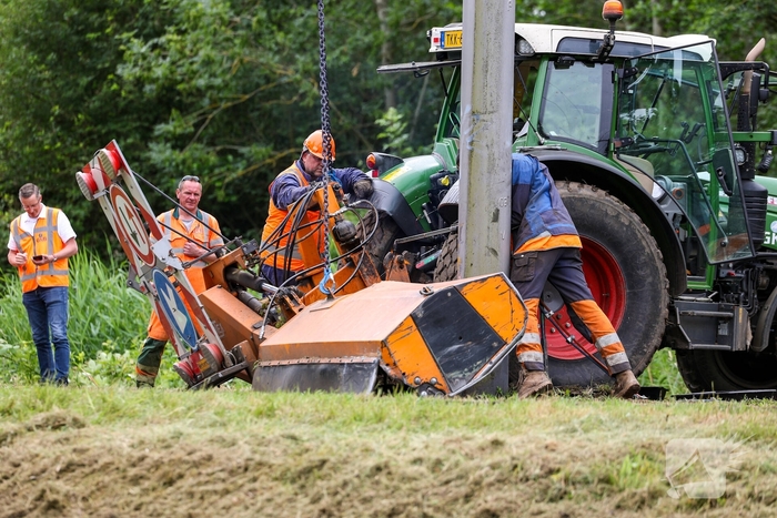 Tram knalt op grote grasmaaimachine: tramverkeer twee uur stil