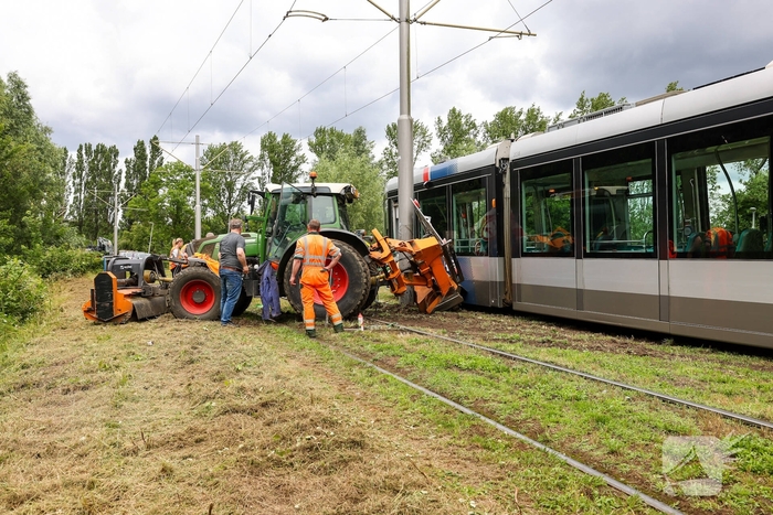 Tram knalt op grote grasmaaimachine: tramverkeer twee uur stil