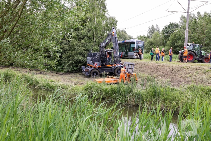 Tram knalt op grote grasmaaimachine: tramverkeer twee uur stil
