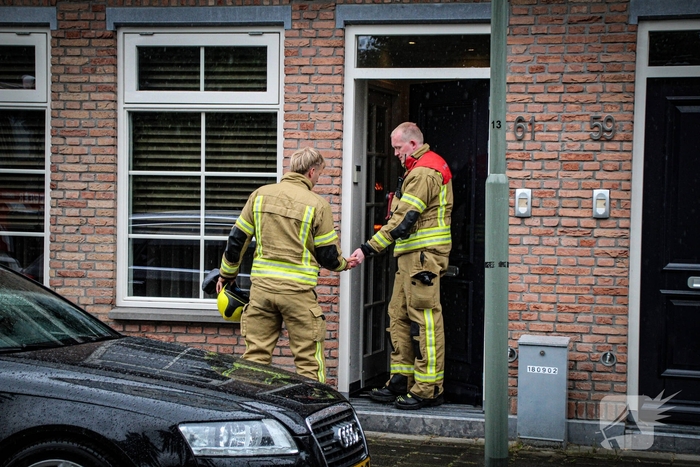 Brandweer onderzoekt vreemde lucht in woning