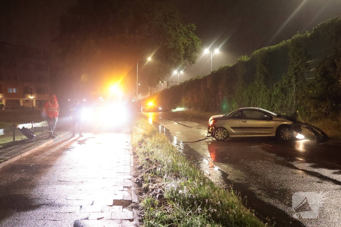 Automobilist verliest controle en raakt beschadigd voertuig