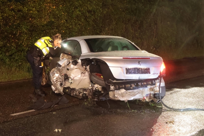 Automobilist verliest controle en raakt beschadigd voertuig
