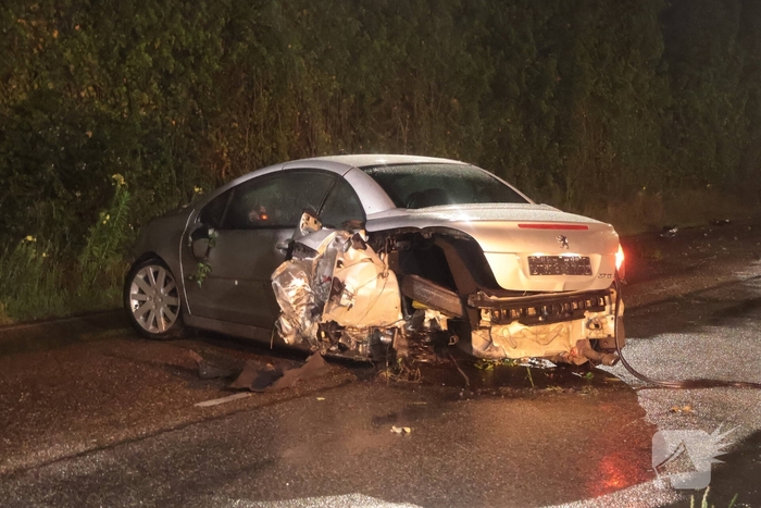 Automobilist verliest controle en raakt beschadigd voertuig