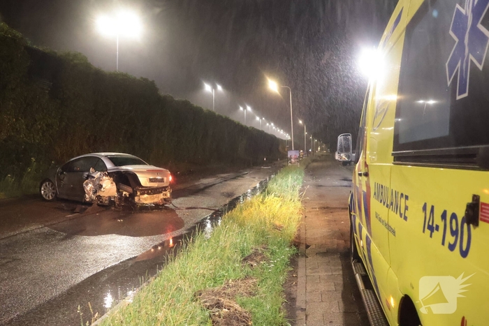Automobilist verliest controle en raakt beschadigd voertuig